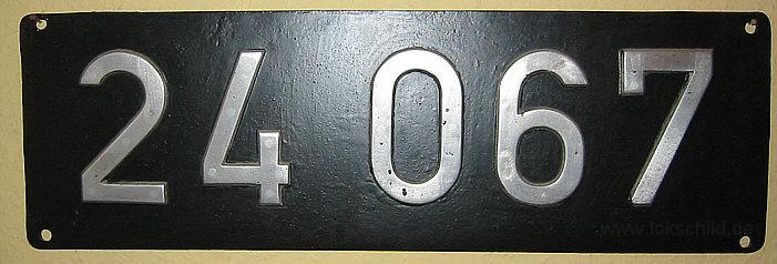 24 067.bmp - Lokschild der DB mit Aluminiumziffern aufgenietet auf eine Eisenplatte (NALR)